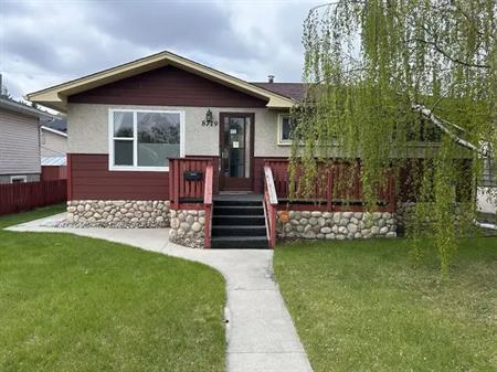 Quiet, cozy main floor living area located in Bowness mins from the park | 8719 36 Avenue Northwest, Calgary