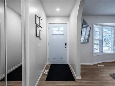 Fully furnished - Immaculate condition great for business trips | 260 Doverthorn Close Southeast, Calgary
