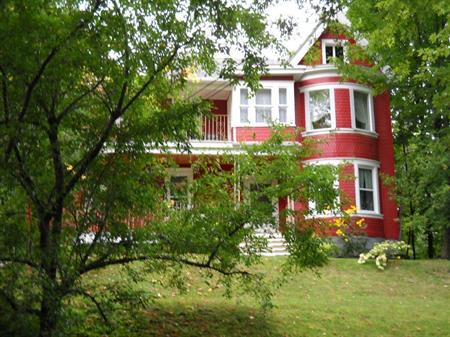 DANS UN DUPLEX DU VIEUX NORD -TERRAIN BOISÉ - VIEUX NO