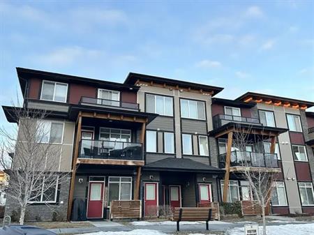 Comfortable furnished 3 bedroom 2.5 bath double driveway/garage condo | Calgary