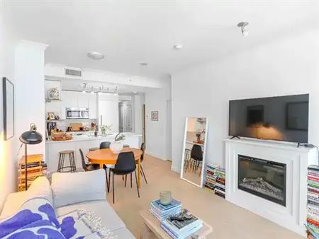 Obsold- Modern 1BR Suite at Trophy at the Pier | 1 year min | 199 Victory Ship Way, North Vancouver
