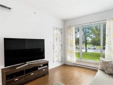 3 1/2 avec garage, gym, jacuzzi