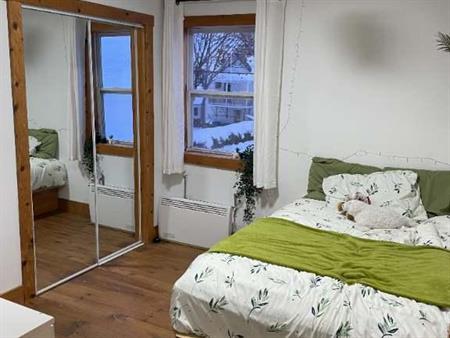 GRAND 5 1/2 à louer à Magog ( Triplex ) Disponible : 1 AOÛT 2025