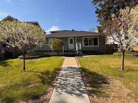 Spacious rooms in luxurious home: Ideal for students (multiple rooms available) | 11231 75 Avenue Northwest, Edmonton