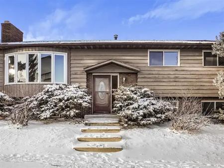 Main Floor Unit with spacious 3 Bed & 2 Full Bathrooms | 308 Berkshire Place Northwest, Calgary