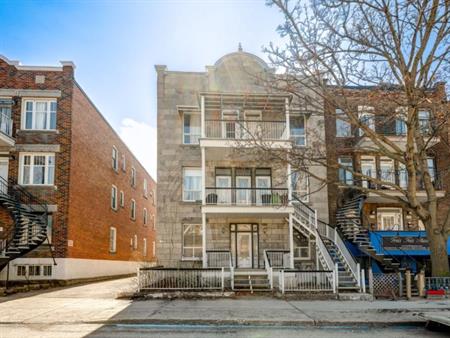 📍 À louer / À vendre – Grand appartement principal sur la rue St-Denis, Montréal (à 100 m du métro)