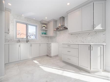 Maison principale rénovée de 3 chambres, 2 salles de bain avec garage et cour privés, dans un 4plex