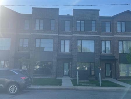 La Prairie maison de ville style condo 3 chambres et 2 chambres garage double