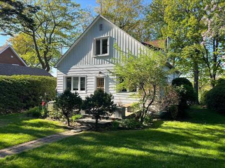 Pittoresque maison au bord de l'eau à jouer