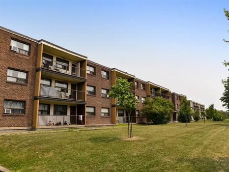 Westwood House | 33 Boulevard Brunswick, Dollard-des-Ormeaux