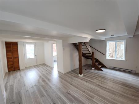 Maison rénovée et abordable de 3-4 chambres face à la marina de Salaberry-de-Valleyfield (45 min de Montreal).