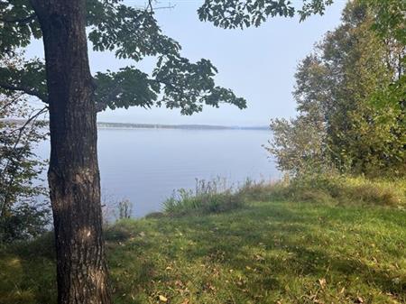 Lac Aylmer, Stratford en Estrie. Rareté, superbe terrain vacant au bord de l’eau. Superficie de 36 244 pi.ca., avec 127 pi de