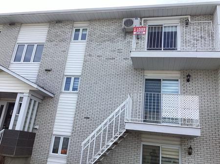 Logement à louer 4 1/2 à St-Félicien, à proximité des services .