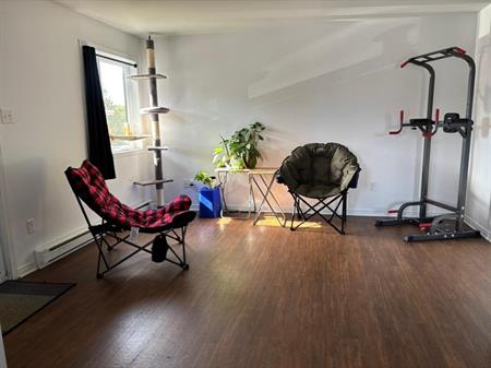 Beau 3 et 1/2 style condo disponible rapidement