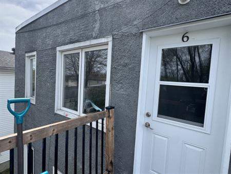 Beau Logement - 2 Ch. - Rue East