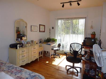 NDG. Metro Vendome.  Marcil.  Superbe. Renove.  1-er juillet   2eme etage. Triplex