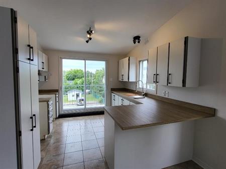 APPARTEMENT 4 1/2 -- STE-THÉRÈSE