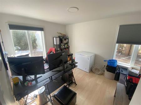 4 1/2 RÉNOVÉ avec électros, WiFi, Stationnement, Terrasse INCLUS