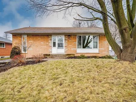 RARE SPLIT LEVEL 2 Bdrm Home! Avail. May 1st! | 792 Eastbourne Avenue, Oshawa
