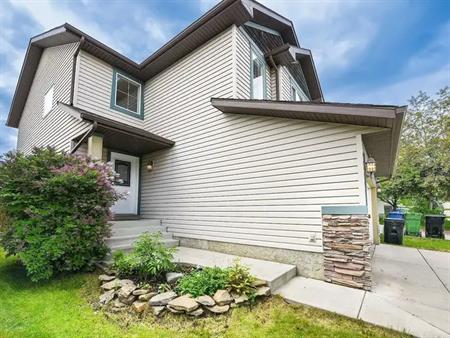 Amazing 3 bedroom home with large bonus and fenced yard | 91 Panamount Heights Northwest, Calgary