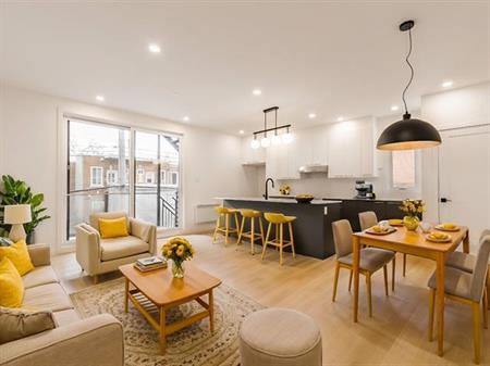 2 chambres, logement rénové et très lumineux avec grand balcon privé sur ruelle