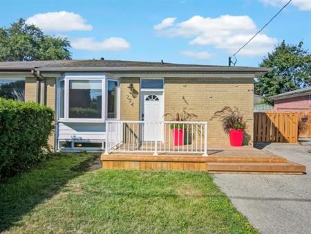 *GREAT LOCATION!* 1 Bdrm Lower Level Avail. June 1st! | 224 Rosedale Drive, Whitby