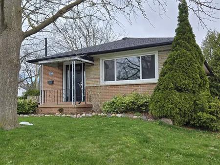 GORGEOUS & SPACIOUS 3 Bdrm MAIN FL Avail. Jun 1 | 736 Eastbourne Avenue, Oshawa