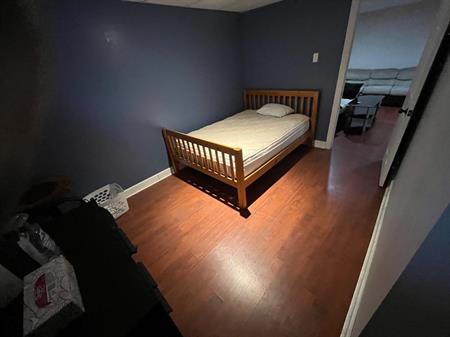 À LOUER 'immédiat À 750$/mois très grande chambre , pour personne seule , meublée ttes les charges incluses électricité