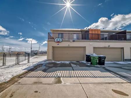 End-unit Townhouse | 83 Cityscape Gate Northeast, Calgary