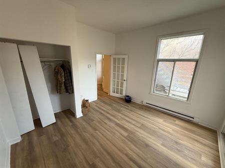 4 1/2 RÉNOVÉ avec électros inclus au PLATEAU MONT-ROYAL