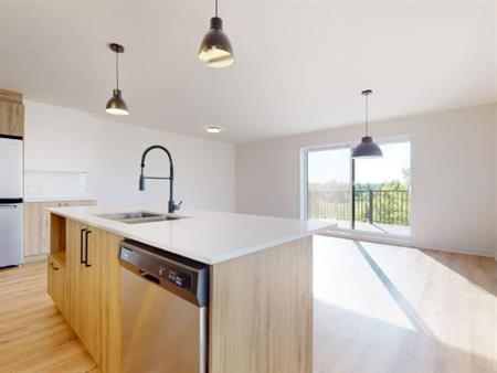 ST-JÉRÔME - APPARTEMENT 5½ SUR DEUX ÉTAGES À LOUER POUR JUILLET