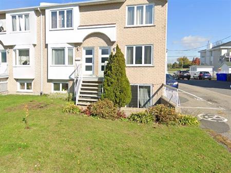Grand 4-1/2 dans un Triplex à Varennes