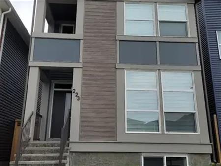 Charming 3-BDRM home for Rent in Belmont (Utilities inclusive) | Calgary
