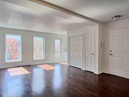 WOW! Parfait 2 Chambres Avec Balcon! Par