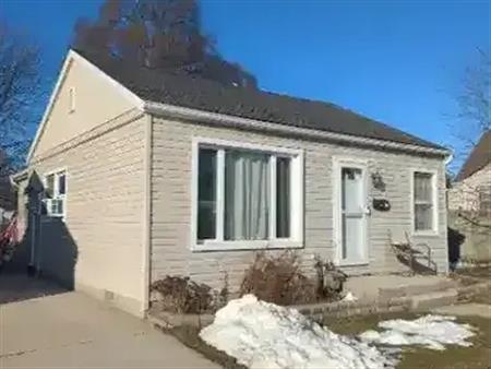 Cozy 1-Bedroom Home for Rent in Sarnia – Prime Location & Affordable Living | 638 Maple Avenue, Sarnia