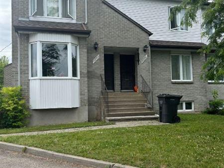 BOISBRIAND, PRÈS DU FAUBOURG, 6 1/2 ,GARAGE, FOYER 3 CHAMBRES + , 1 GRANDE PIÈCE AU SOUS-SOL , LOKER et STATIONNEMENTS