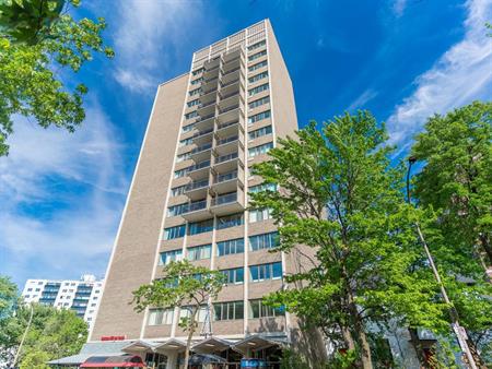 Grand 4.5 Avec Balcon - 1010 Cherrier, Montréal