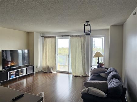 Un Beau Condo Avec Garage Et Charges Inc