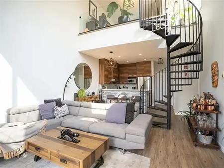 PET FRIENDLY Renovated 2-Bed Penthouse Loft W/ Private Rooftop & Hot Tub | 407 - 527 15 Avenue Southwest, Calgary