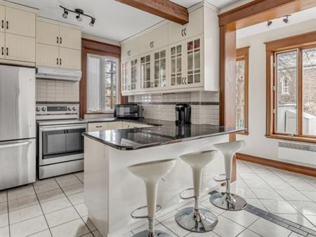 Appartement de 3 chambres, 3 salles de bain, et sous-sol fini
