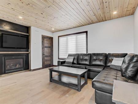 1er JUIN 2025 - Le 2028 - Le Géant - Beau condo près du Mont-Sainte-Anne, 5 CH, 2 SDB, meublé et tout inclus avec stationneme
