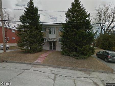 2 CH - 1 SDB - Sherbrooke - $1,080 /mo