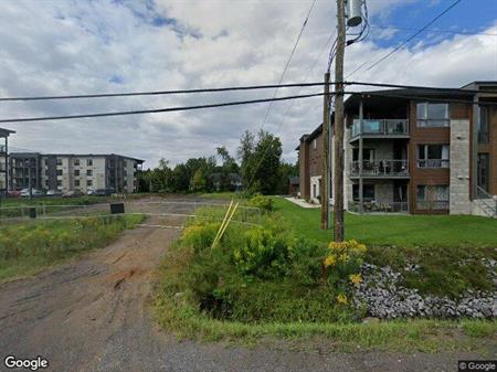 2 CH - 1 SDB - Saint-Charles-Borromée - $1,330 /mo