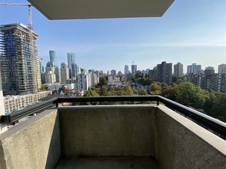 (DPMonline.ca) Top-Floor Large 2 Bedroom, Recently Renovated, Views! Parking Stall Included | 1500 Haro Street, Vancouver