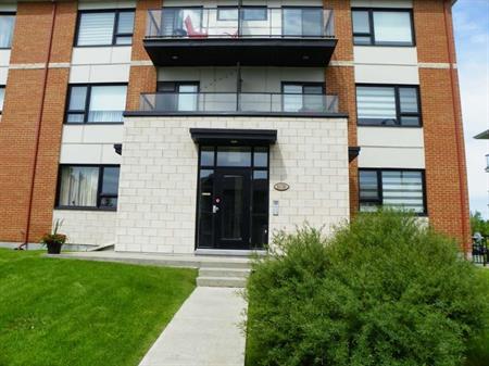 À louer codo avec deux chambres ,statiennement au garage et rangement à Pointe aux Trembles