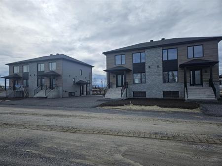 Grand Logement 7½ Avec Cour Arrière