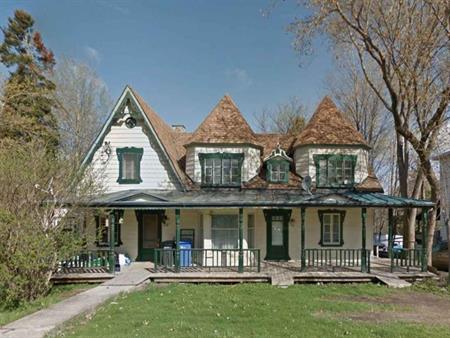 Maison à louer Rigaud 78 rue St. Pierre le 1 juillet ou août ou sept / House for Rent in Rigaud at 78 St. Pierre Street for 1