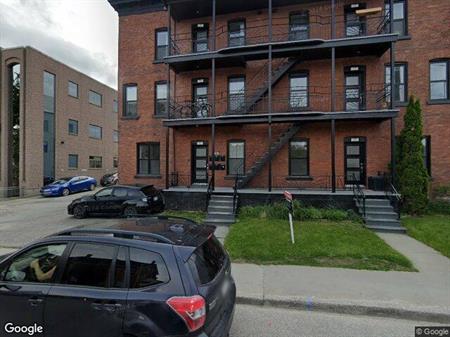 2 CH - 1 SDB - Sherbrooke - $1,250 /mo