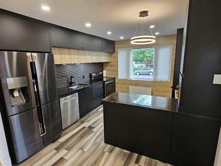 Grand 5½ sur 2 étages à Laval – Cour, stationnement, piscine
