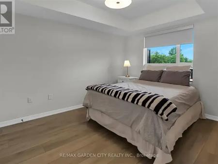 102 - 3998 VICTORIA AVENUE | 102 - 3998 VICTORIA AVENUE, Lincoln
